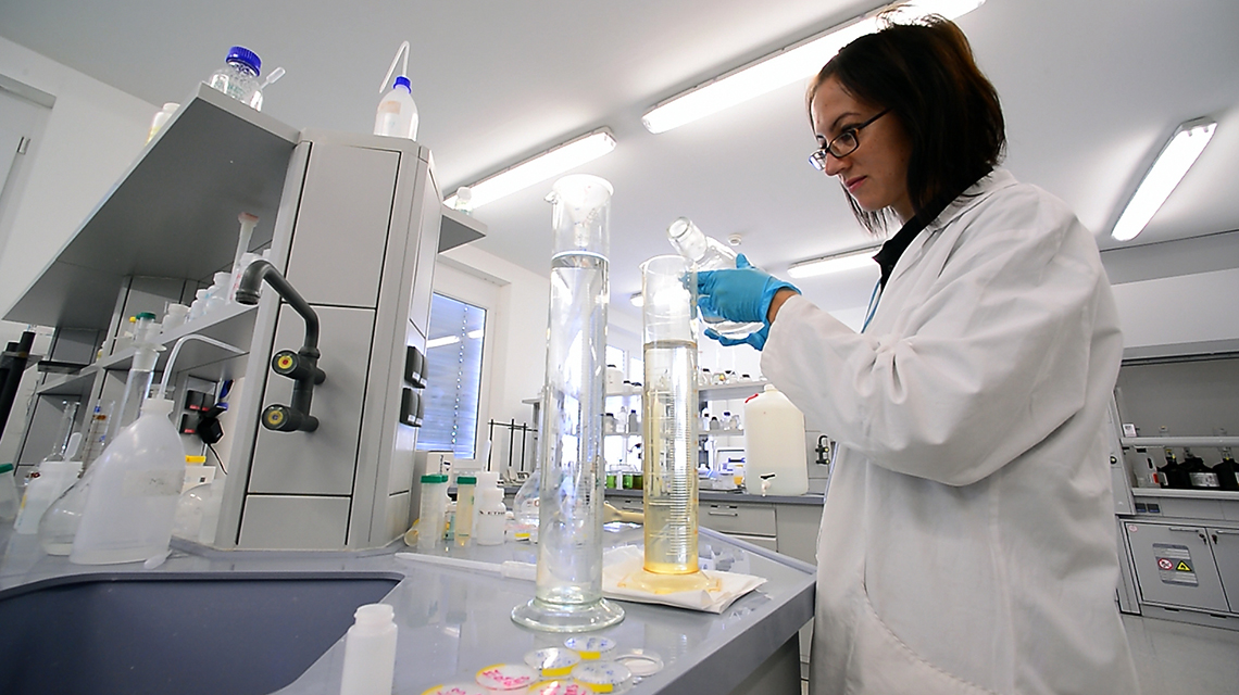 水質(zhì)檢測人員正在稀釋待測水樣 水質(zhì)檢測人員正在稀釋待測水樣