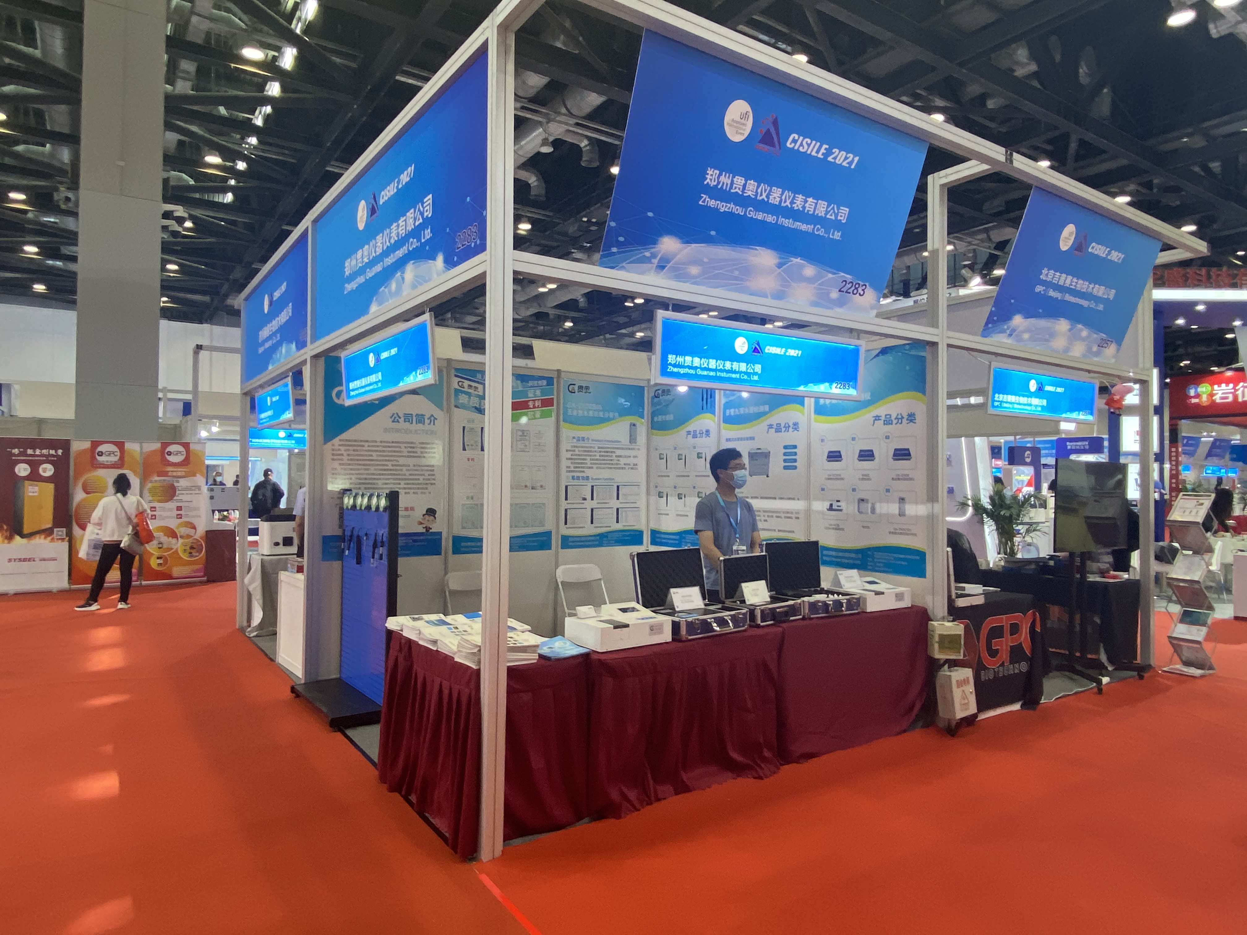 展會(huì)客戶(hù)參觀貫奧儀器展位